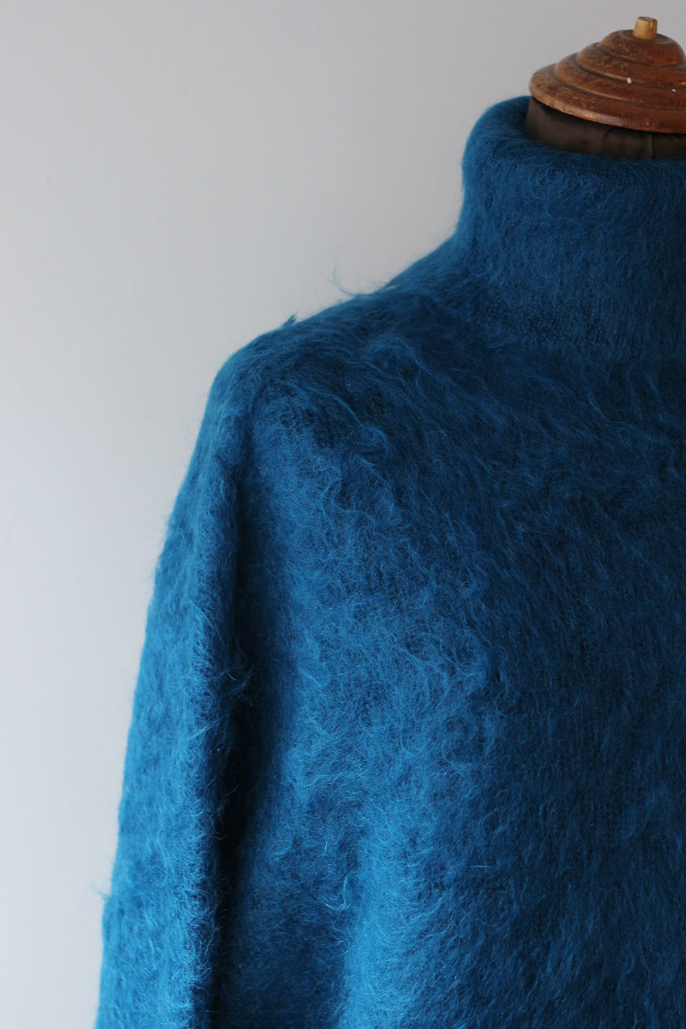 ERIKO KATORI "kid mohair turtle neck knit" (blue)