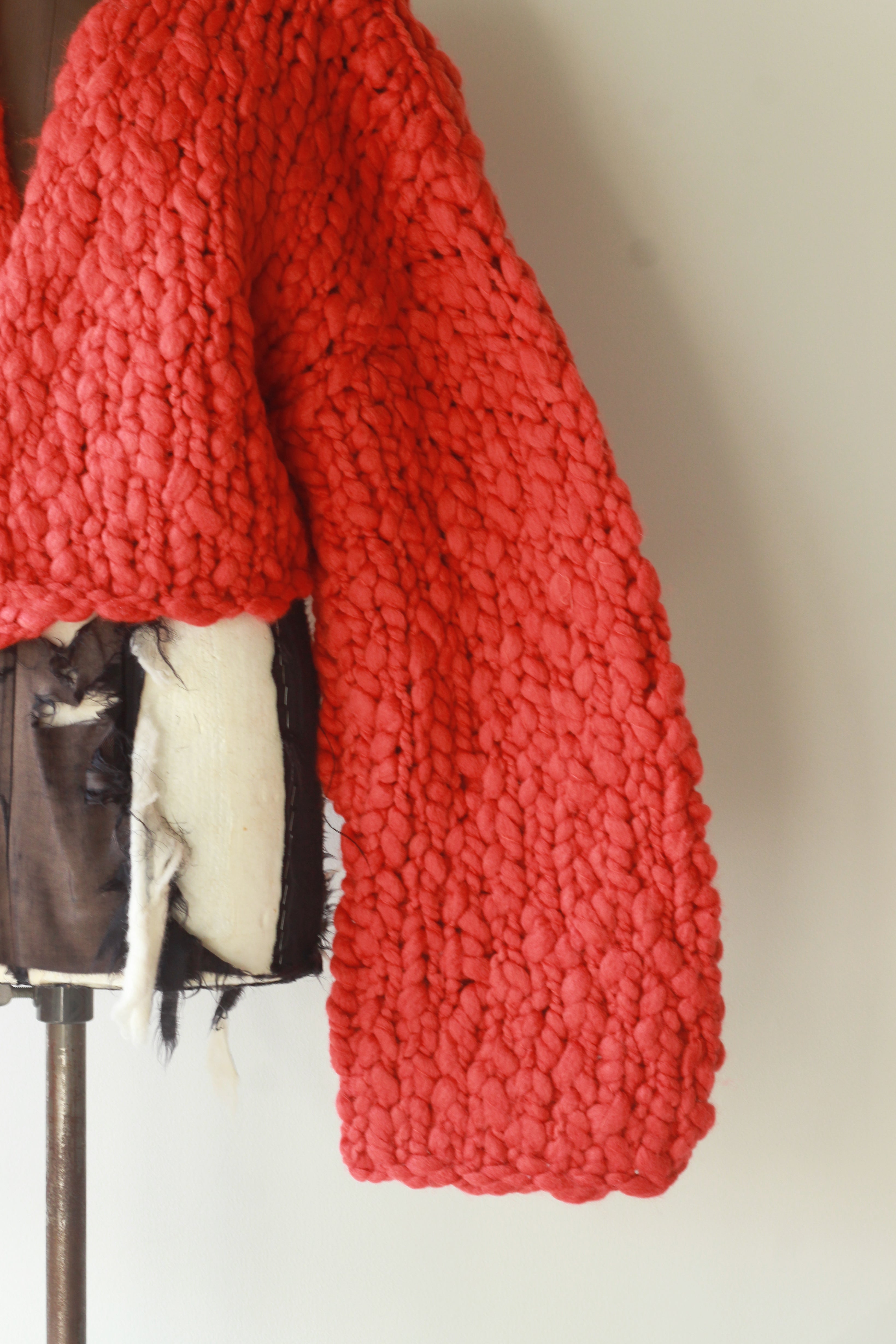 HAKUJI "Hand-knitted cardigan" (red)