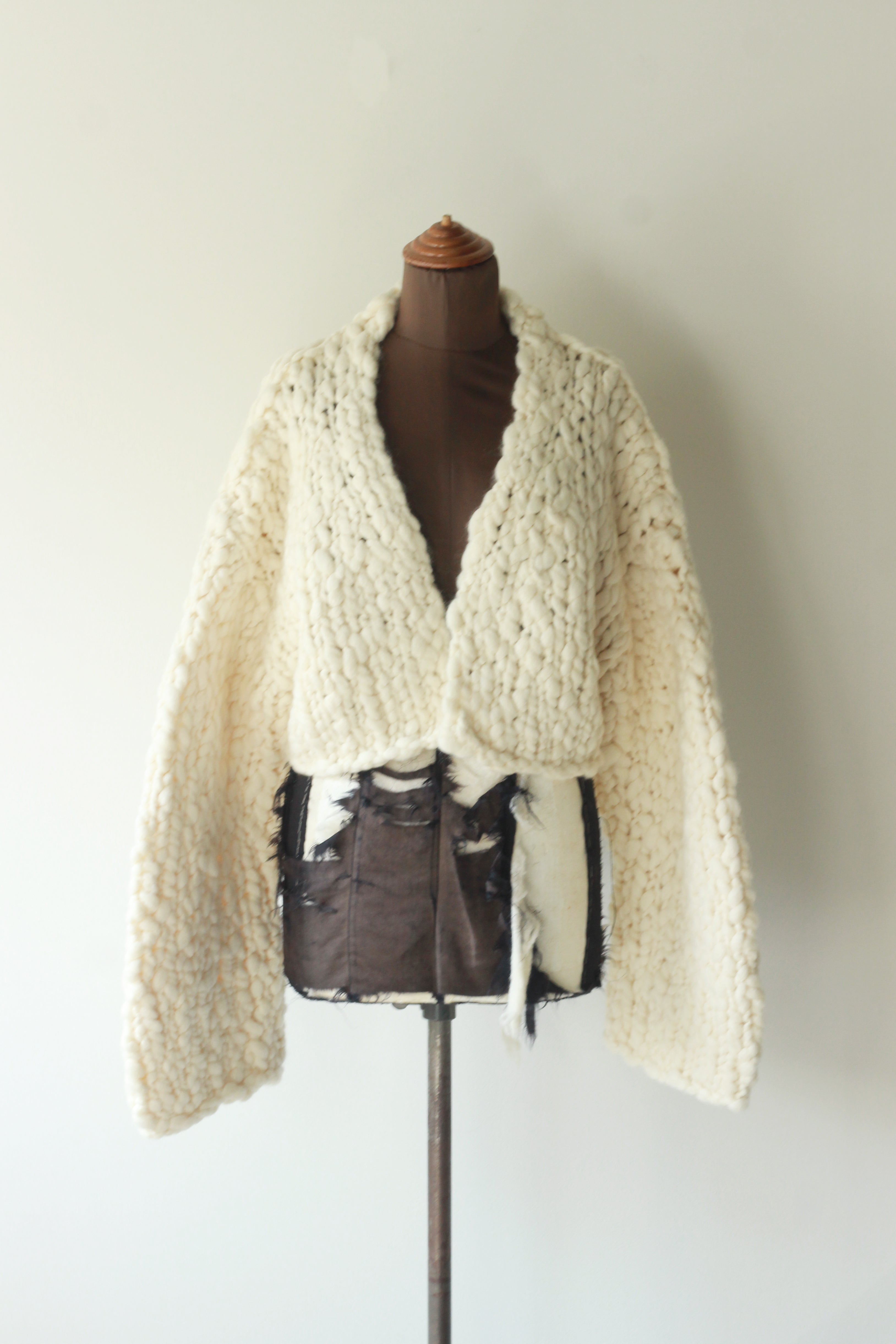 HAKUJI "Hand-knitted cardigan" (ivory)