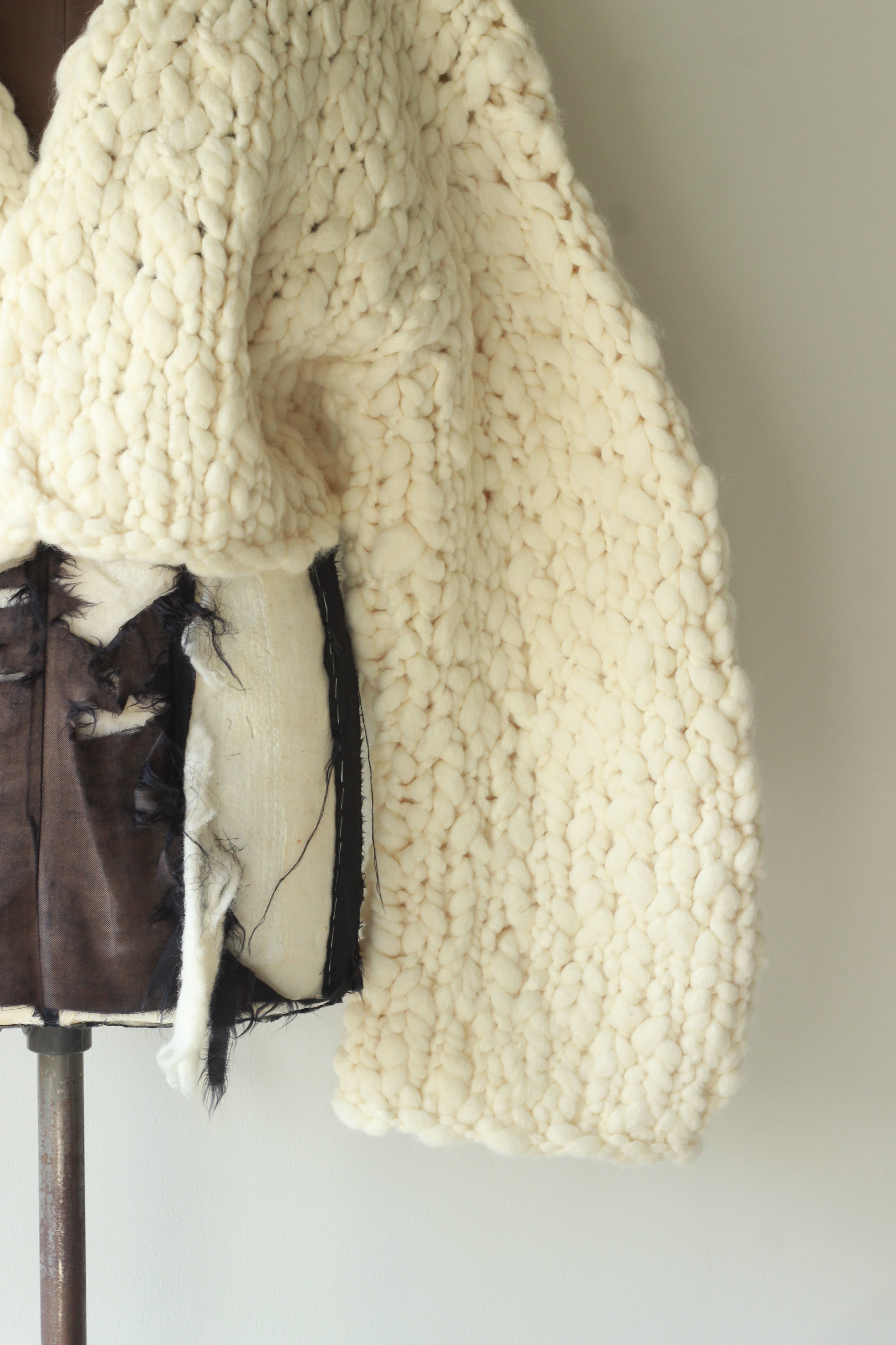 HAKUJI "Hand-knitted cardigan" (ivory)