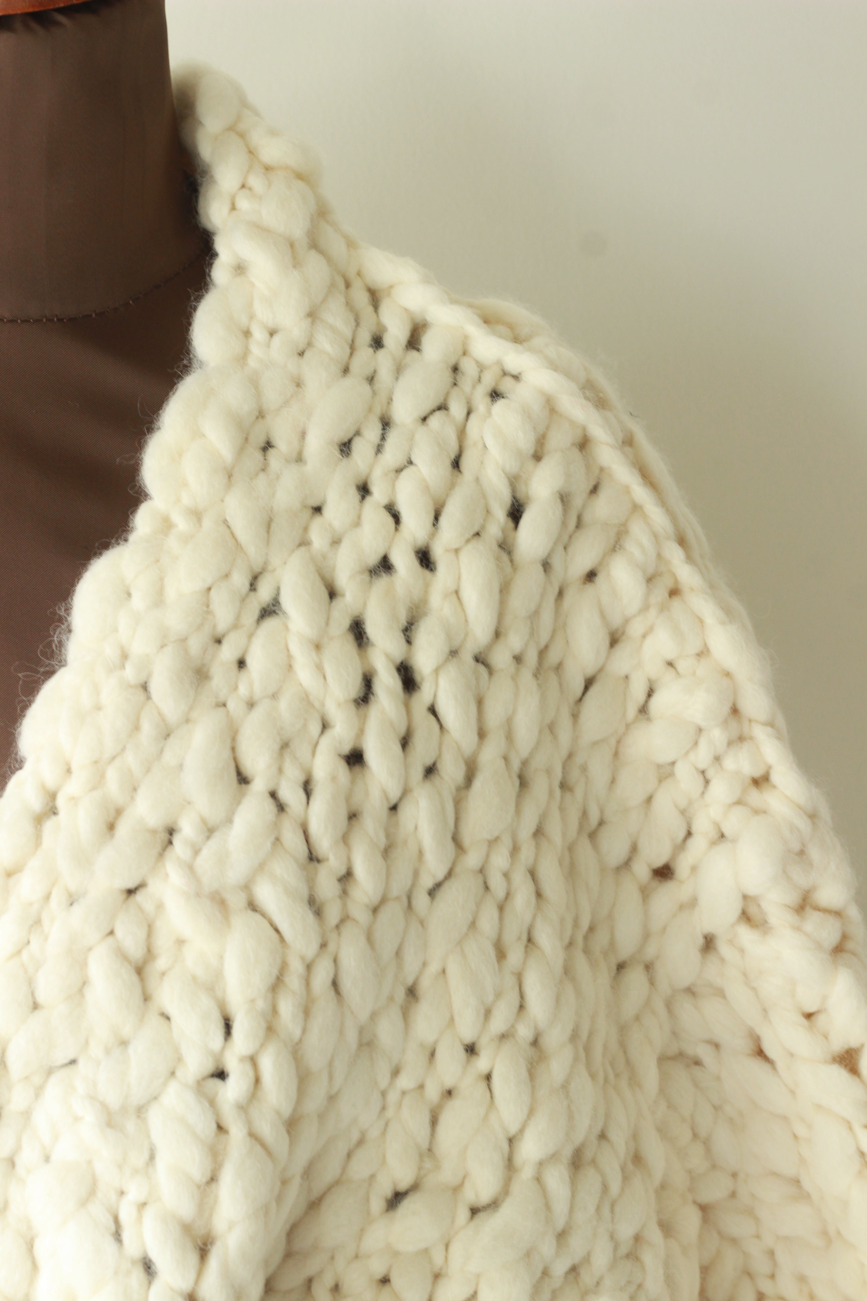 HAKUJI "Hand-knitted cardigan" (ivory)