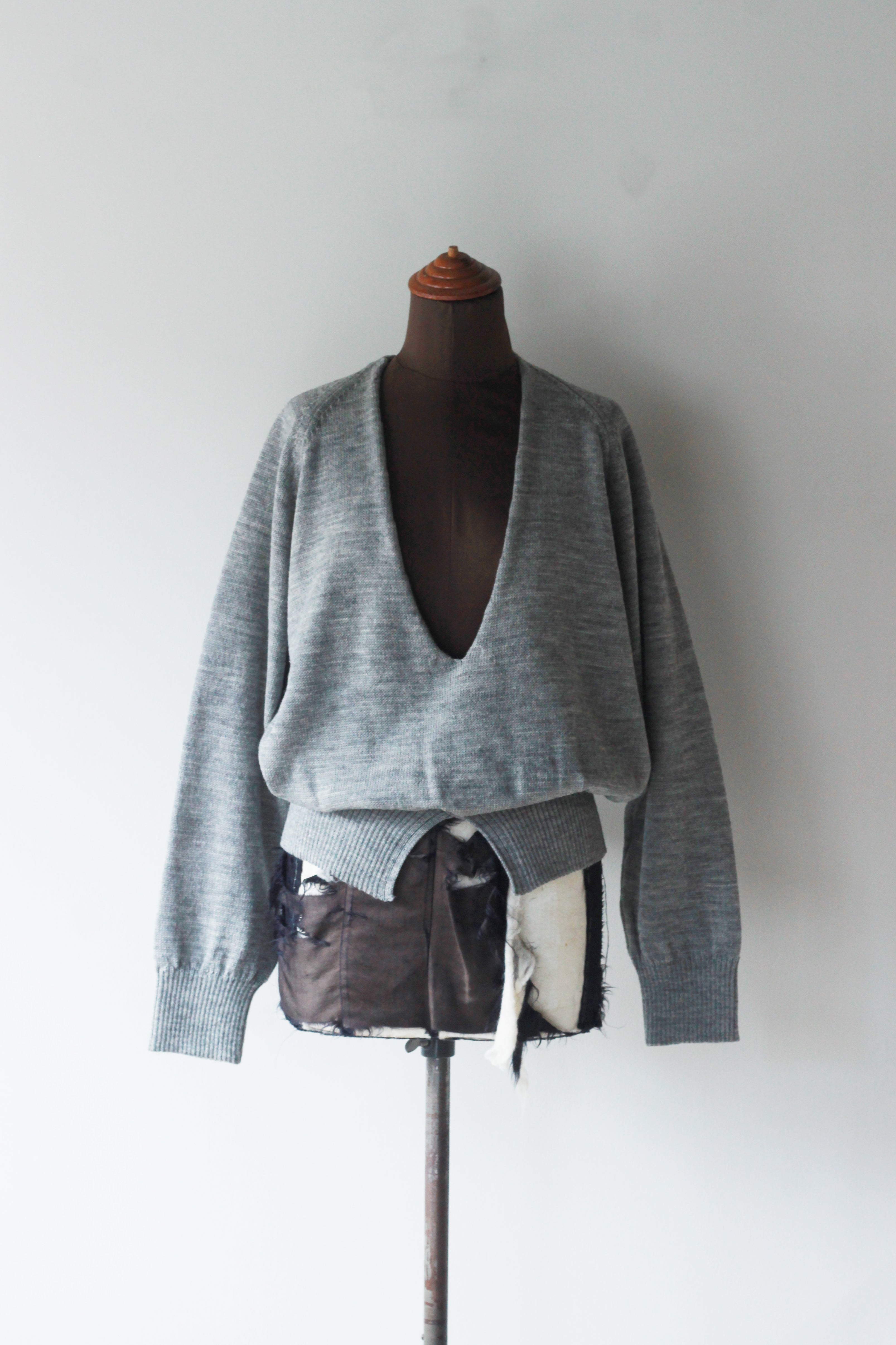 NEPLA "plunging neck p/o knit" (light gray)