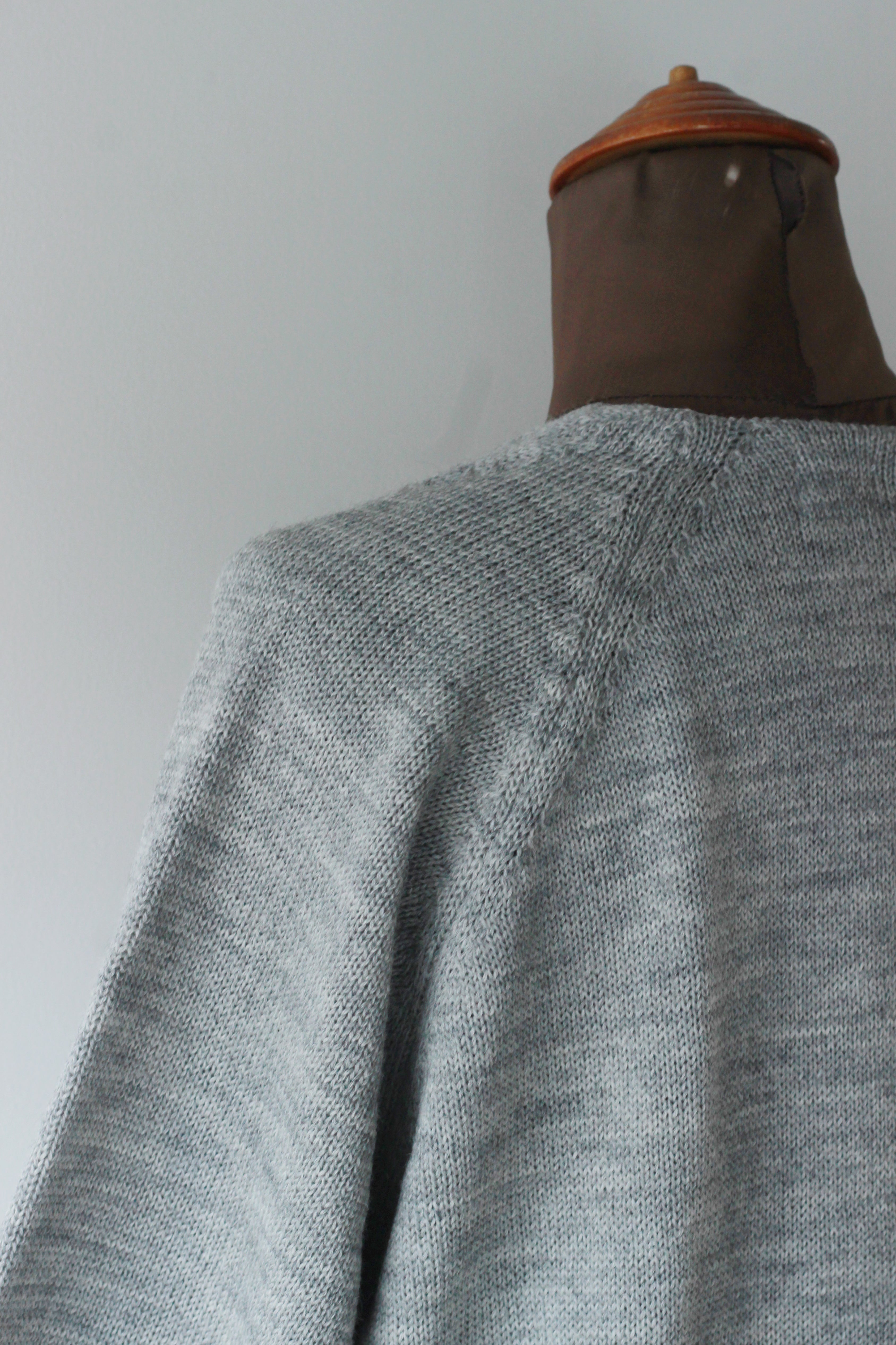 NEPLA "plunging neck p/o knit" (light gray)