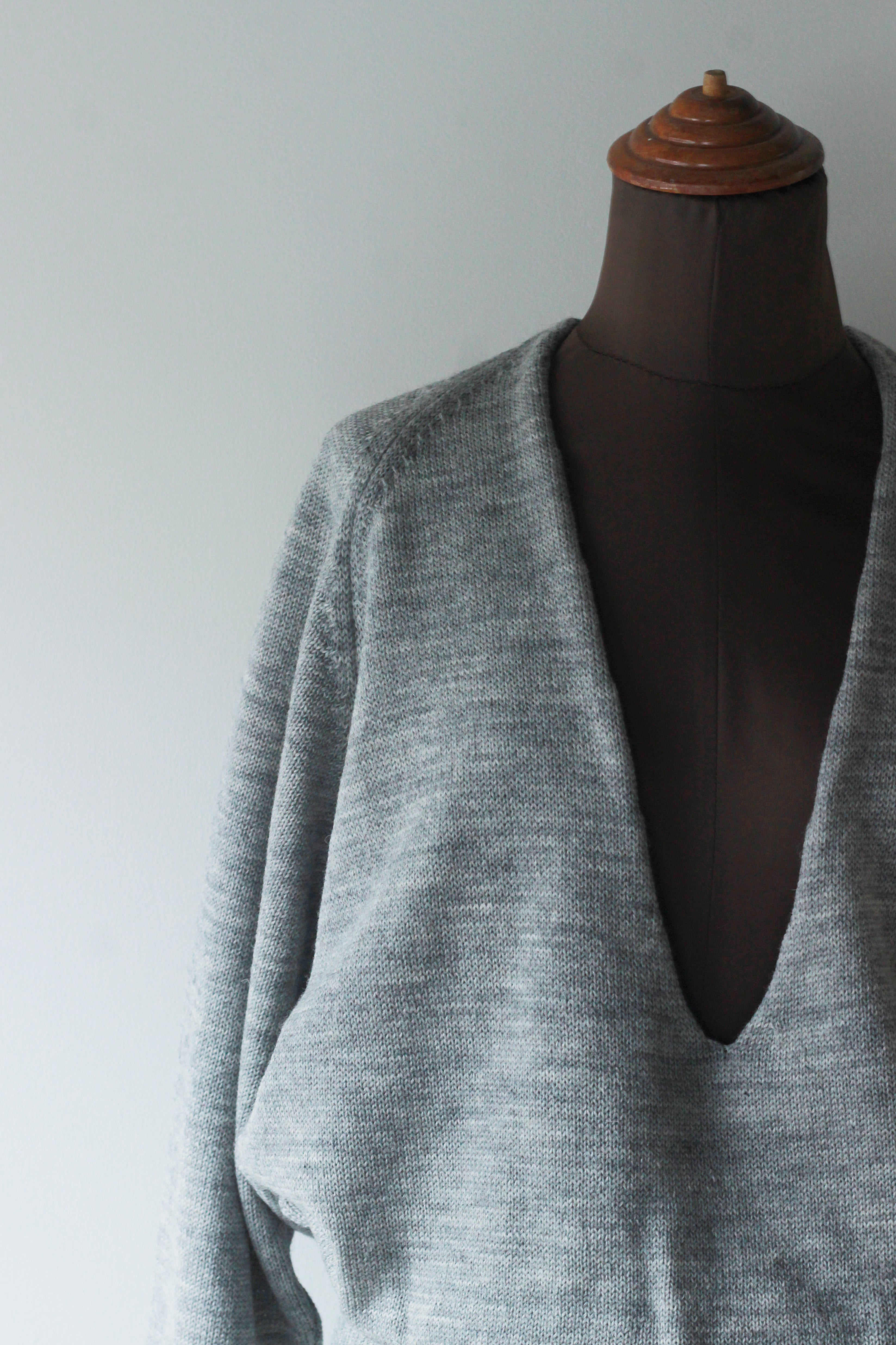 NEPLA "plunging neck p/o knit" (light gray)
