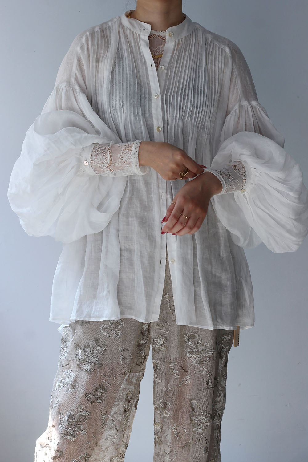 ERiKO KATORi "ramie sheer pin tuck blouse" (white)