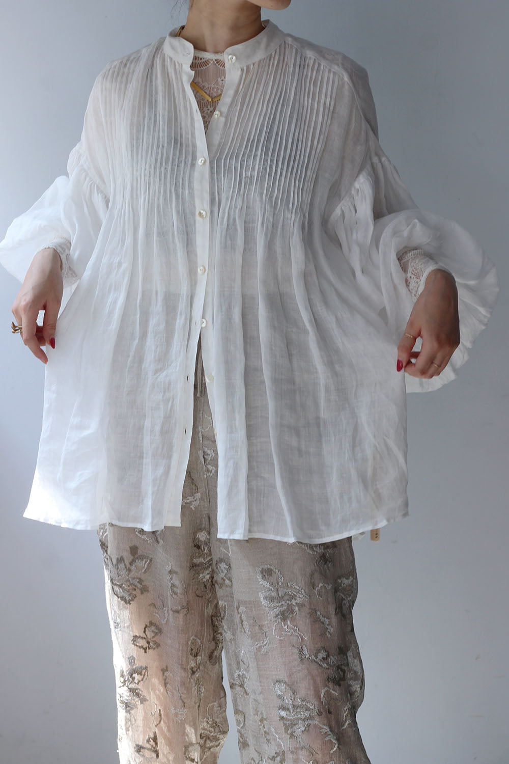 ERiKO KATORi "ramie sheer pin tuck blouse" (white)