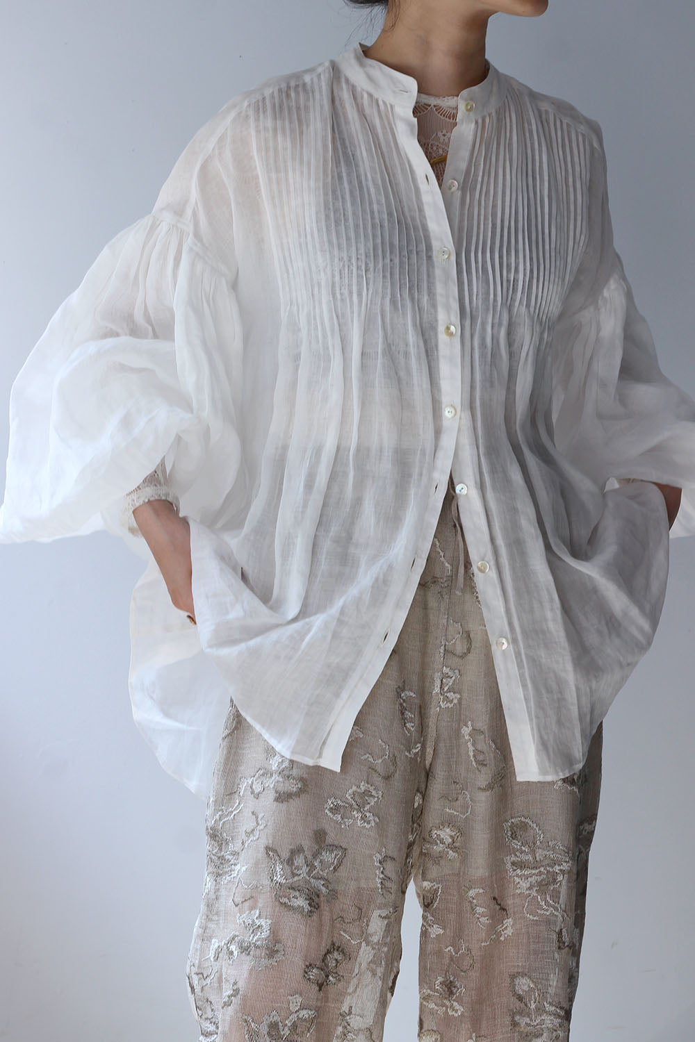 ERiKO KATORi "ramie sheer pin tuck blouse" (white)