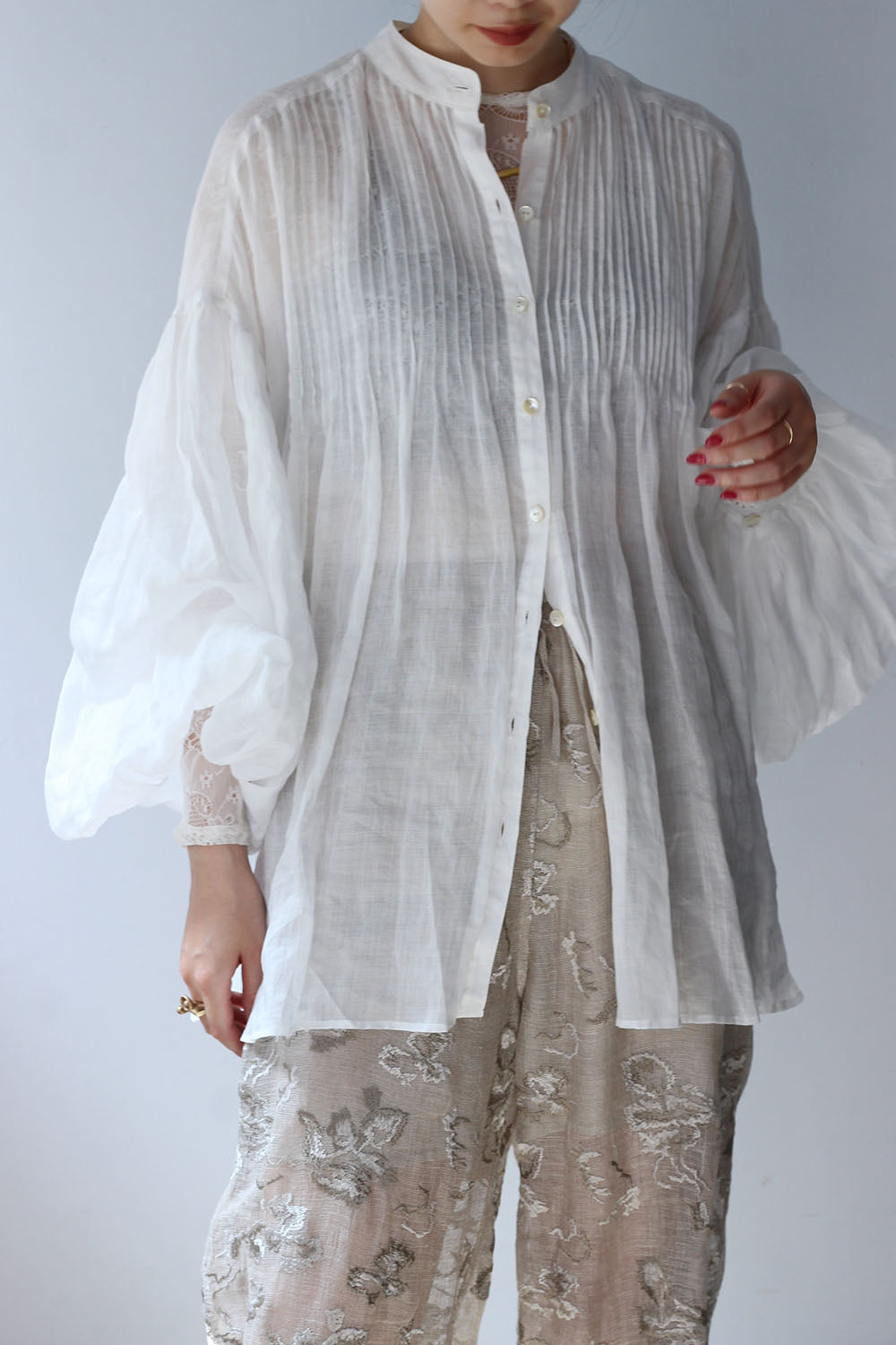 ERiKO KATORi "ramie sheer pin tuck blouse" (white)