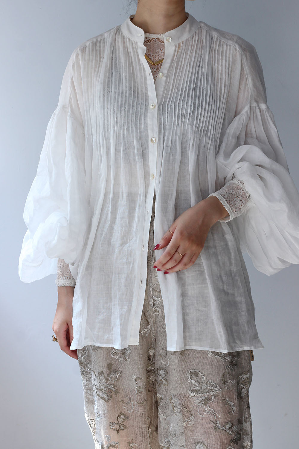 ERiKO KATORi "ramie sheer pin tuck blouse" (white)