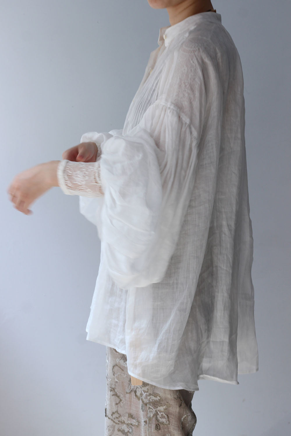 ERiKO KATORi "ramie sheer pin tuck blouse" (white)