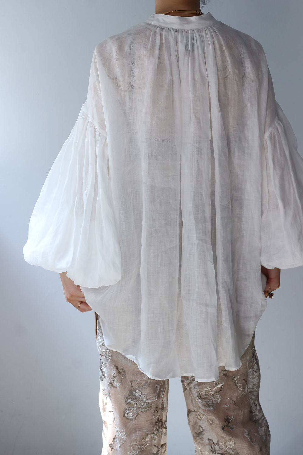 ERiKO KATORi "ramie sheer pin tuck blouse" (white)