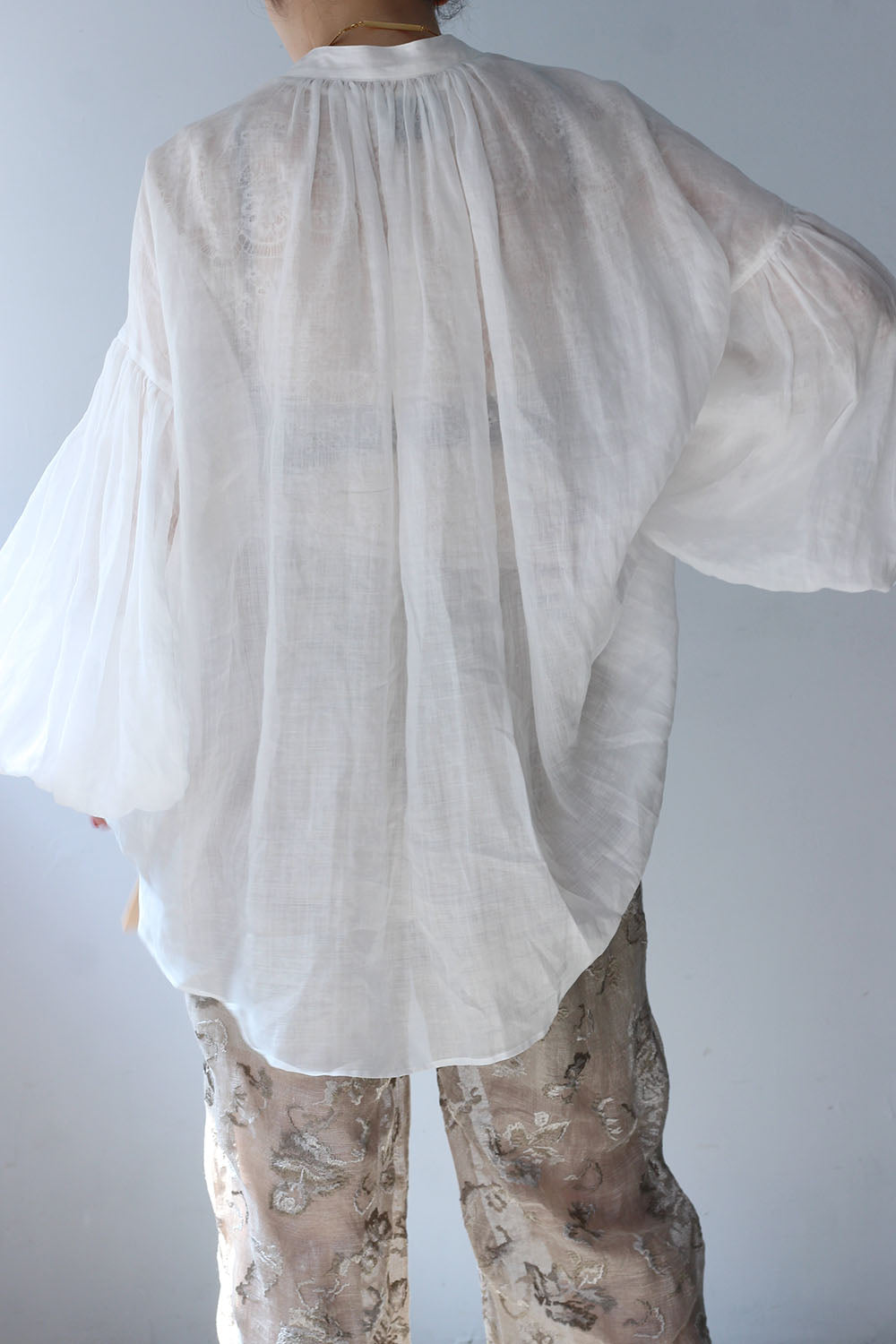 ERiKO KATORi "ramie sheer pin tuck blouse" (white)