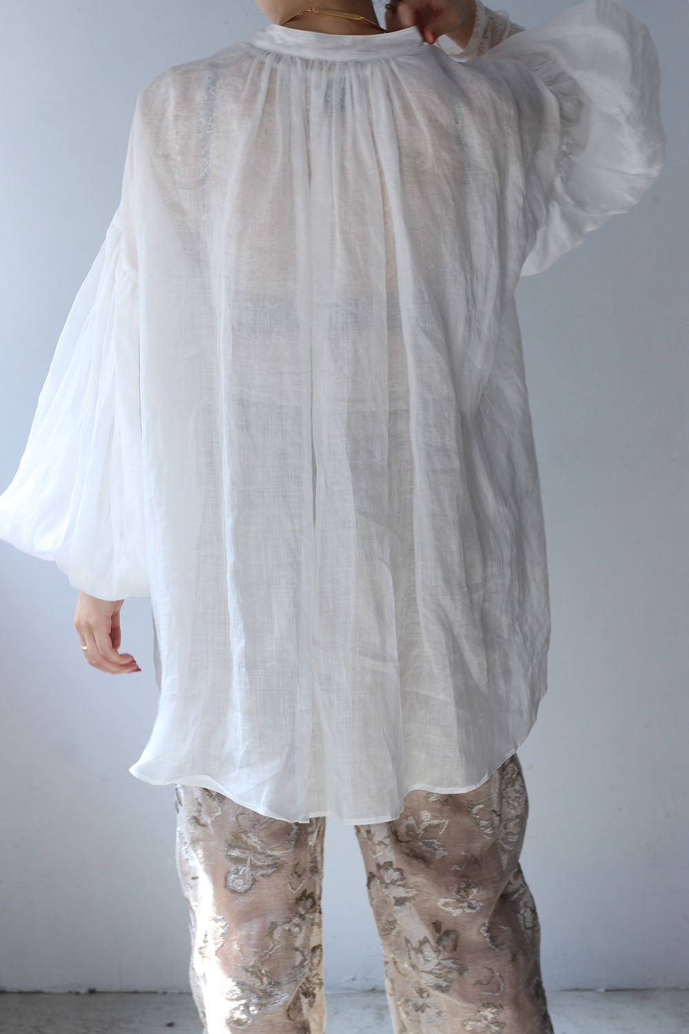 ERiKO KATORi "ramie sheer pin tuck blouse" (white)