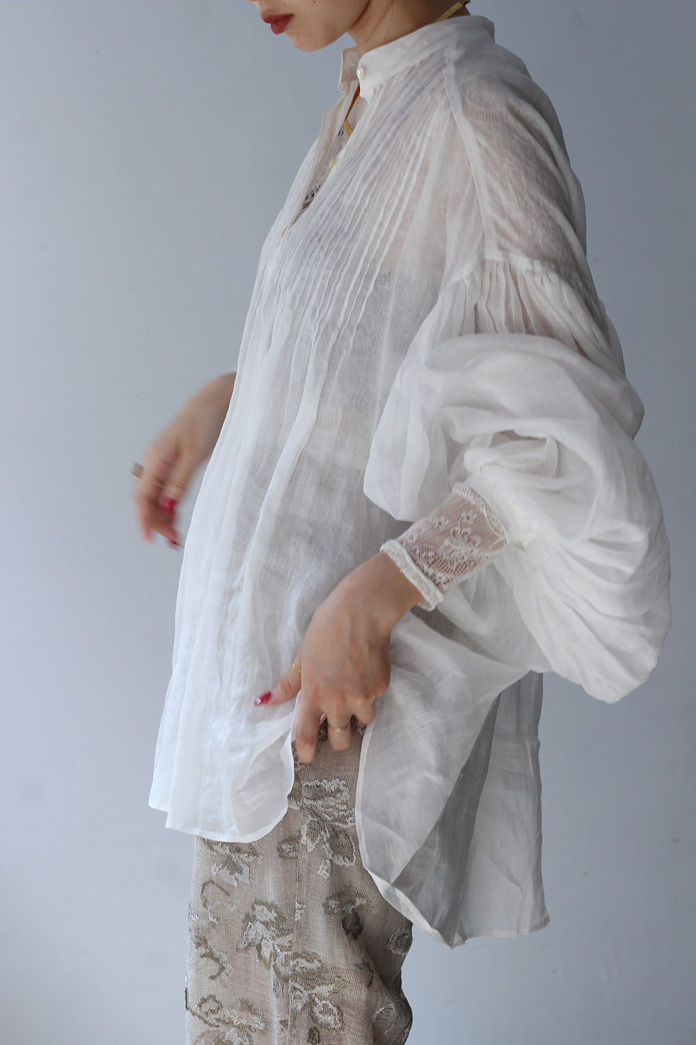 ERiKO KATORi "ramie sheer pin tuck blouse" (white)