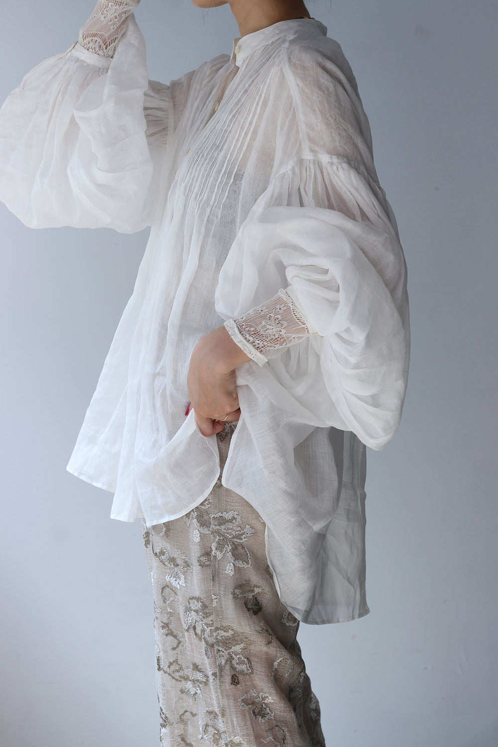 ERiKO KATORi "ramie sheer pin tuck blouse" (white)