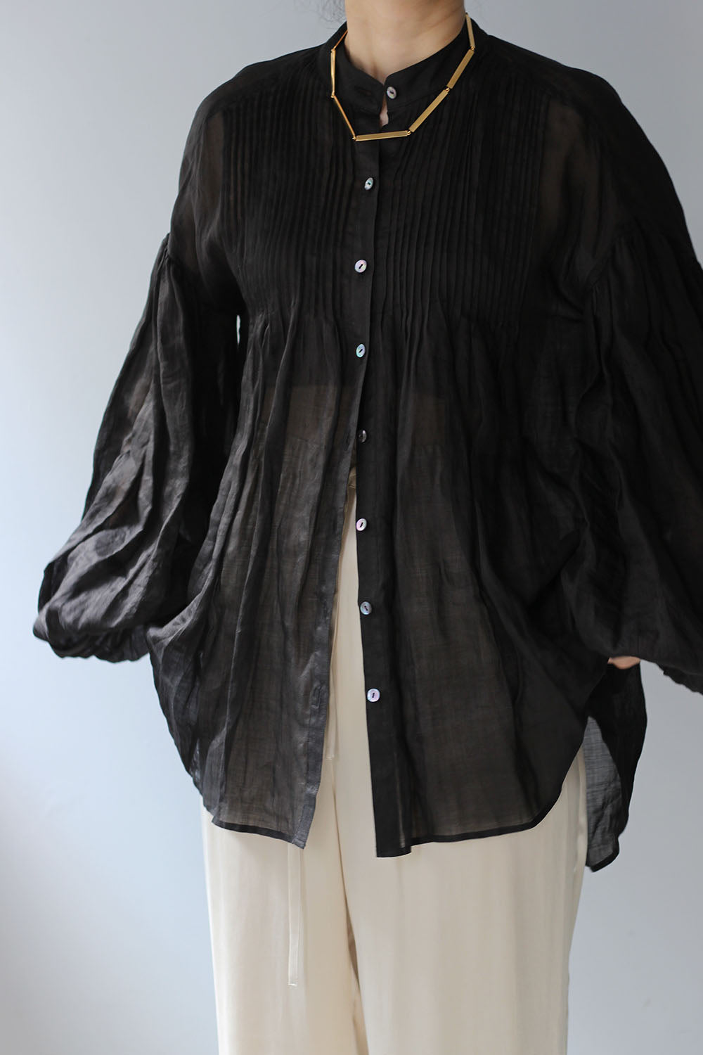 ERiKO KATORi "ramie sheer pin tuck blouse" (black)