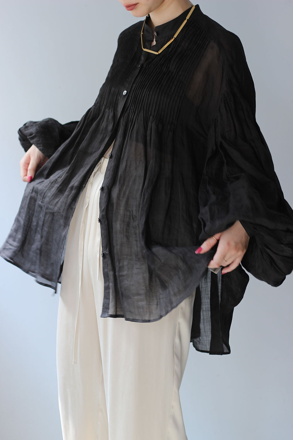 ERiKO KATORi "ramie sheer pin tuck blouse" (black)