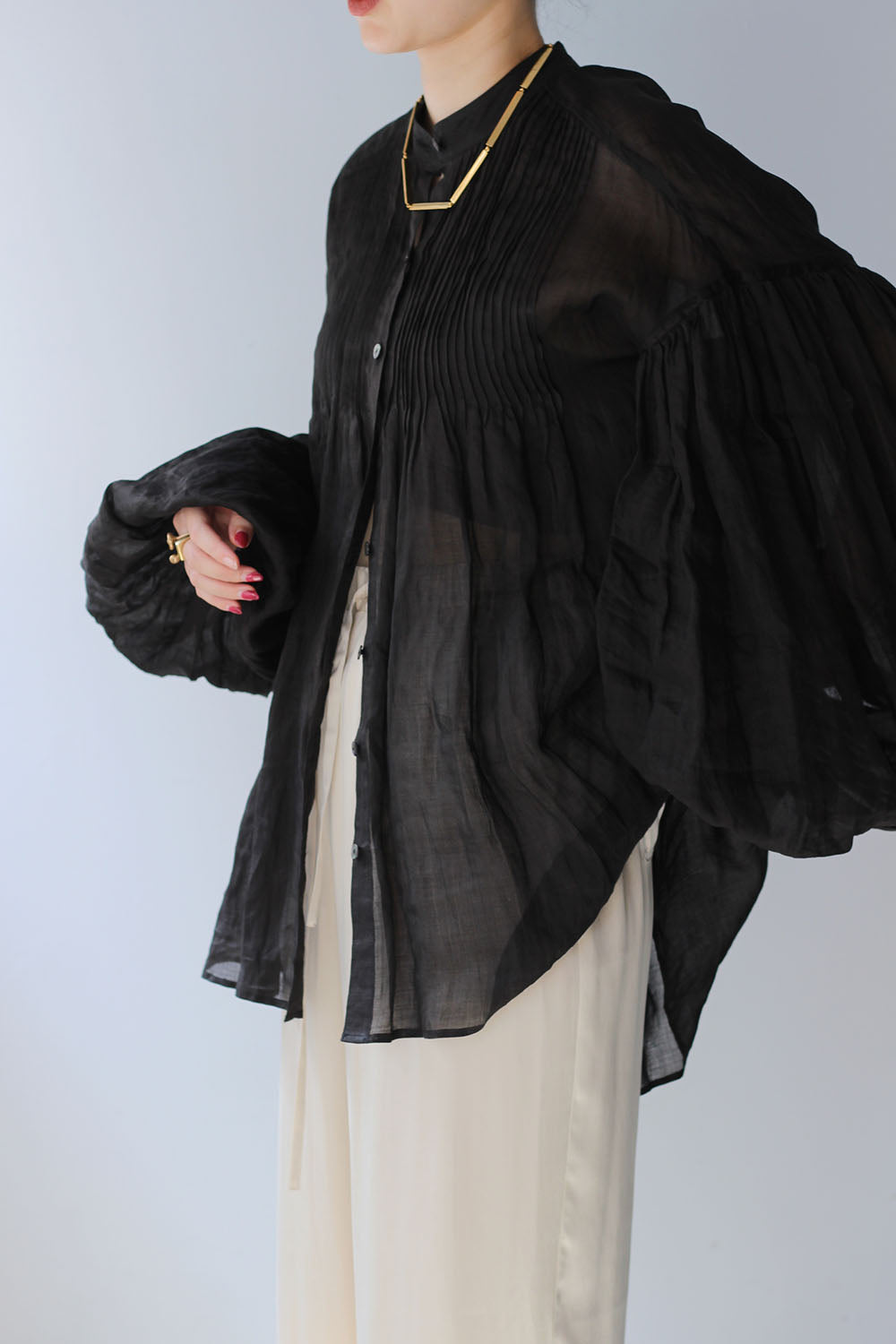 ERiKO KATORi "ramie sheer pin tuck blouse" (black)