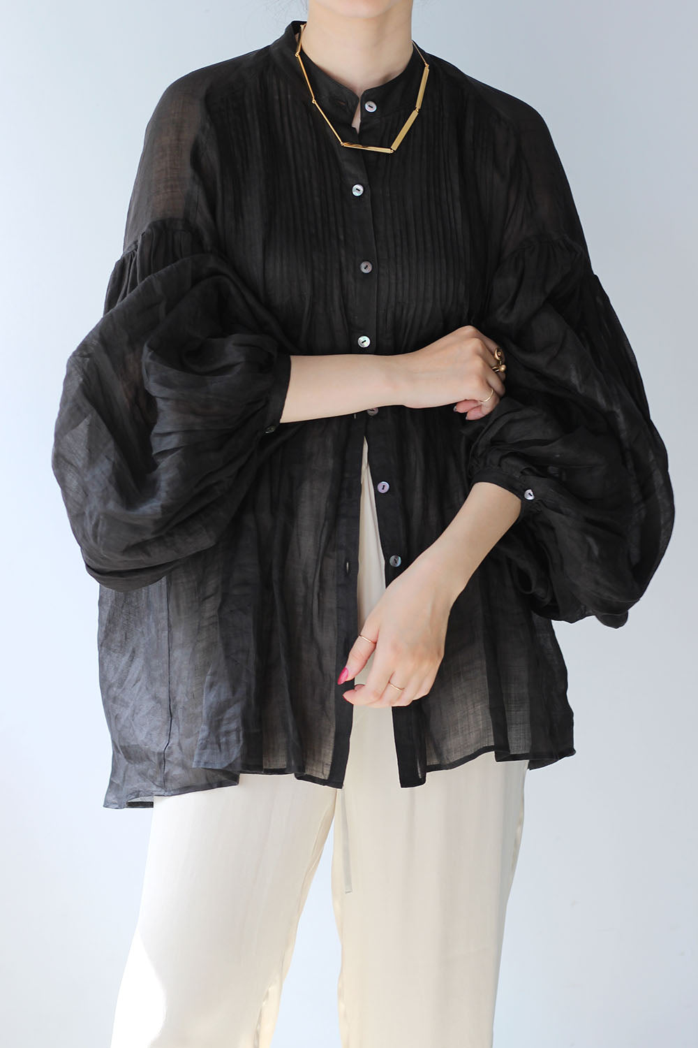 ERiKO KATORi "ramie sheer pin tuck blouse" (black)