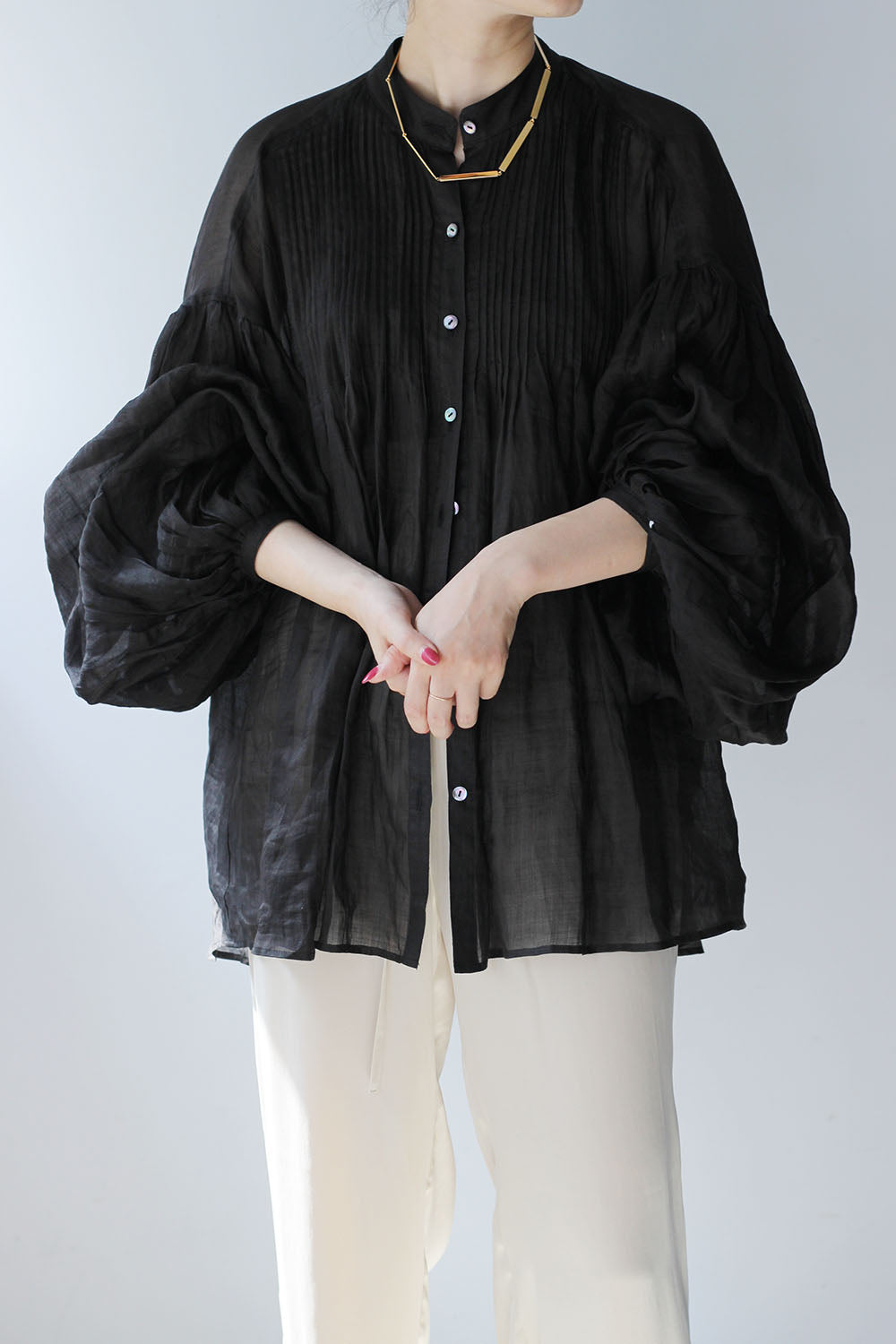 ERiKO KATORi "ramie sheer pin tuck blouse" (black)