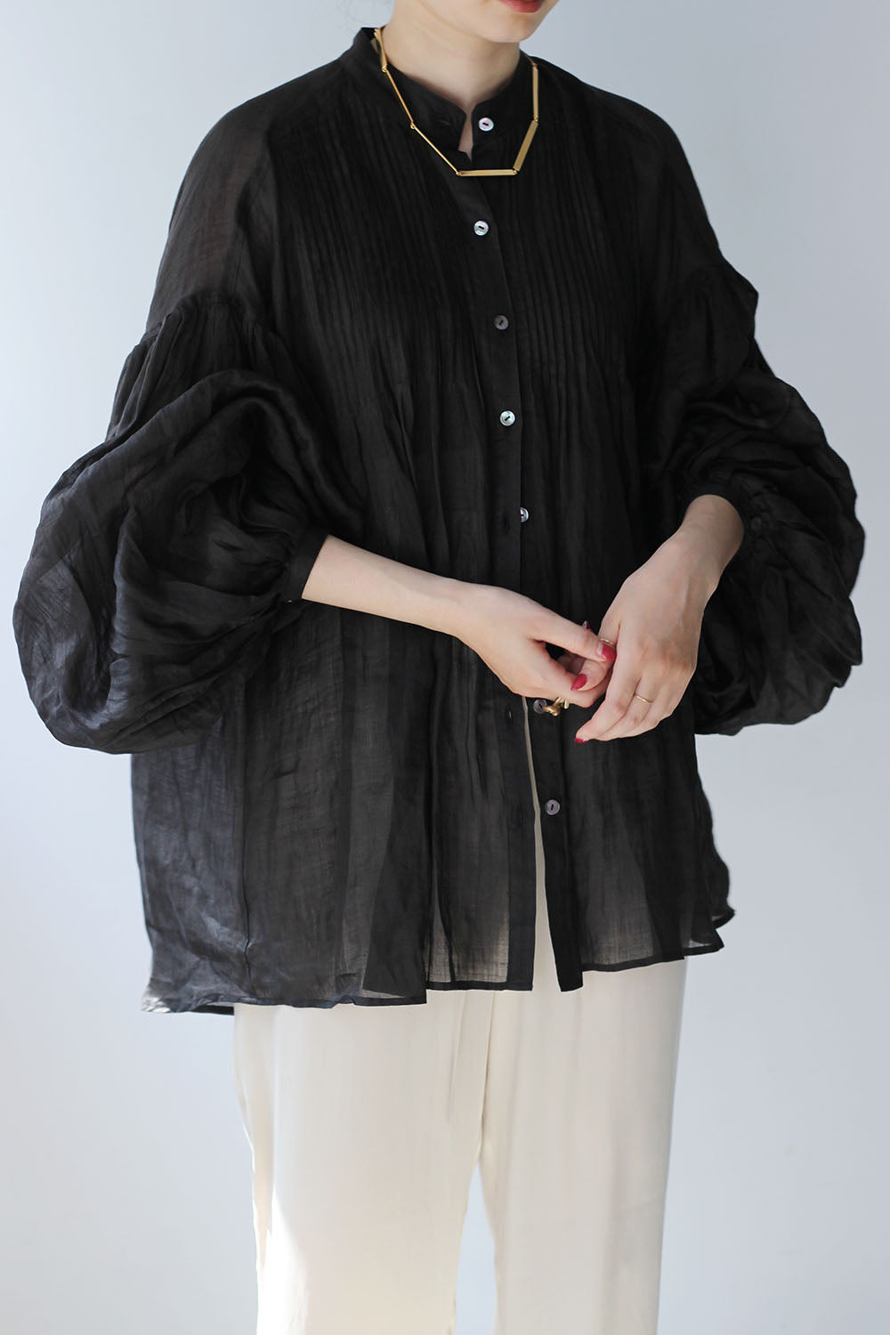 ERiKO KATORi "ramie sheer pin tuck blouse" (black)