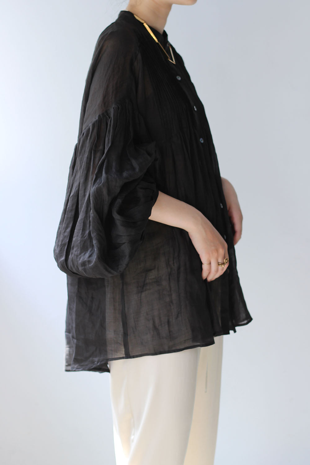 ERiKO KATORi "ramie sheer pin tuck blouse" (black)