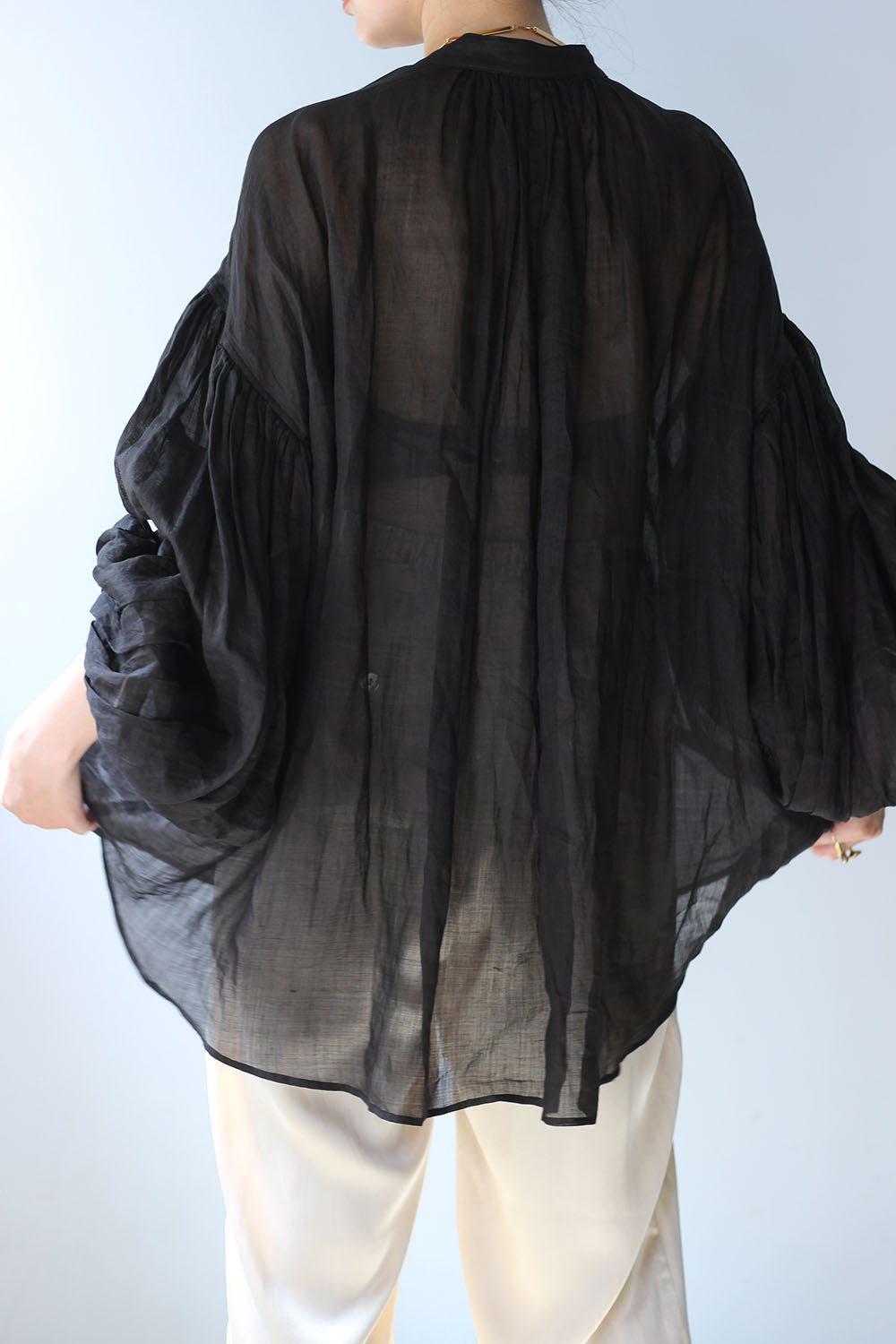 ERiKO KATORi "ramie sheer pin tuck blouse" (black)