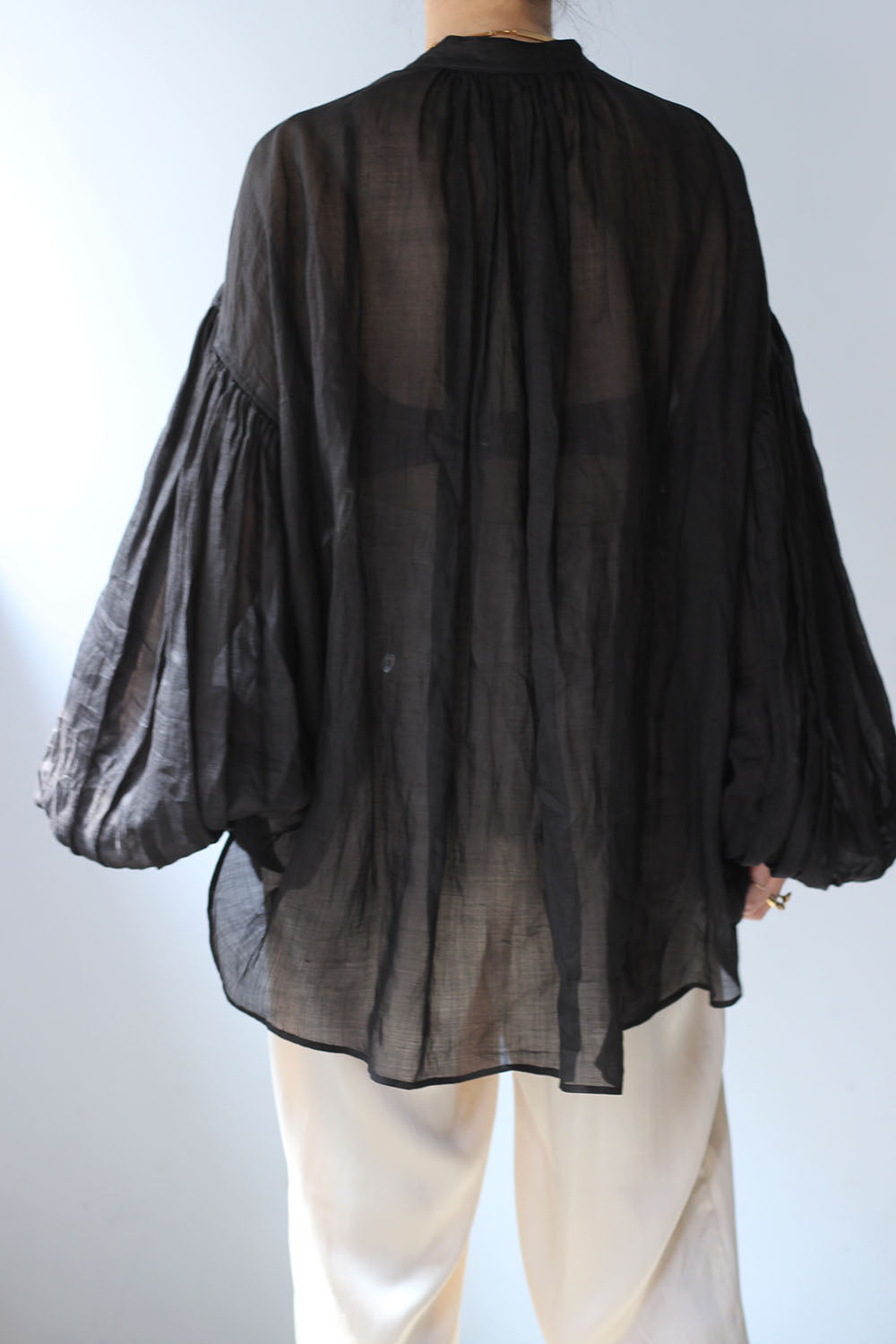 ERiKO KATORi "ramie sheer pin tuck blouse" (black)