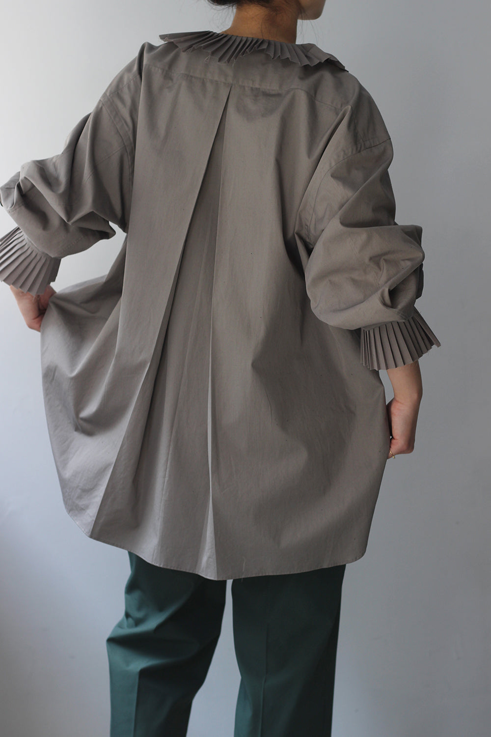 JUN MIKAMI "pleats collar shirt" (gray)