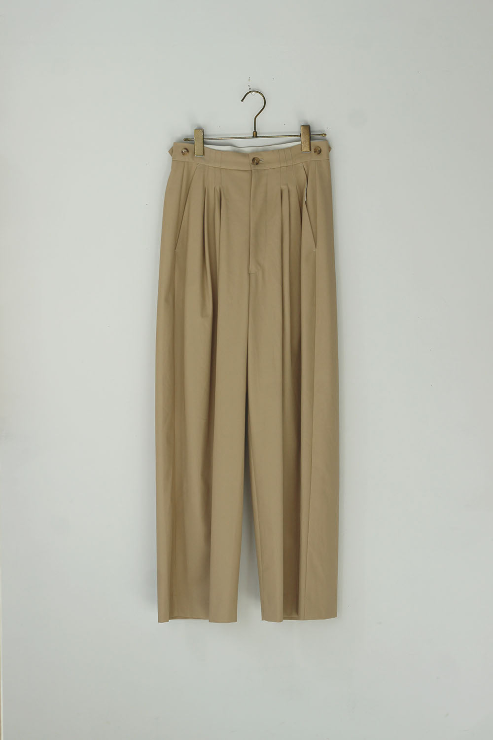 VILLD "chino tuck pants" (beige)