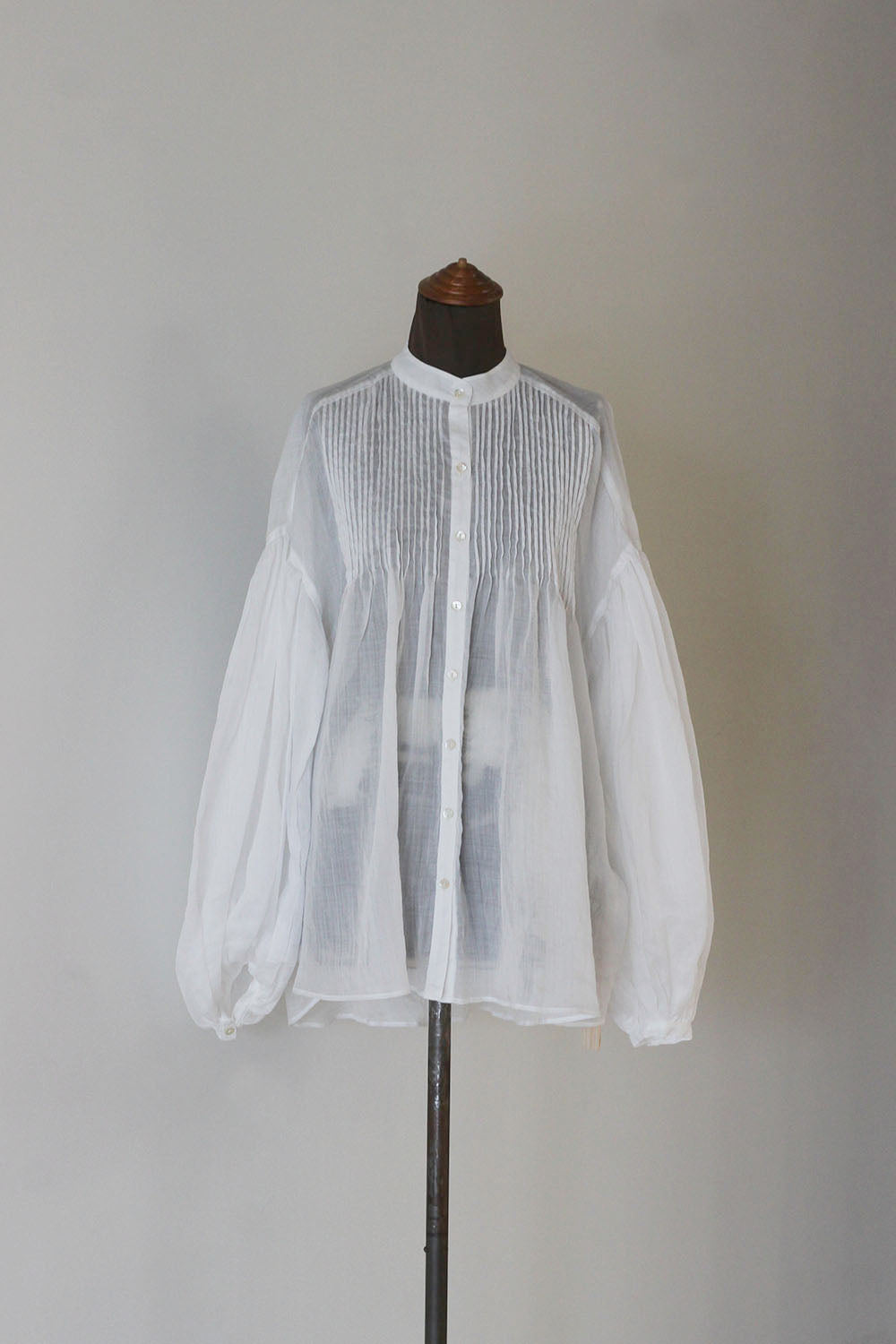 ERiKO KATORi "ramie sheer pin tuck blouse" (white)