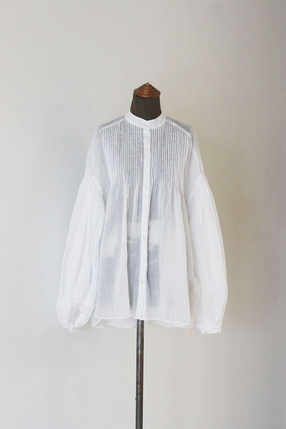 ERiKO KATORi "ramie sheer pin tuck blouse" (white)