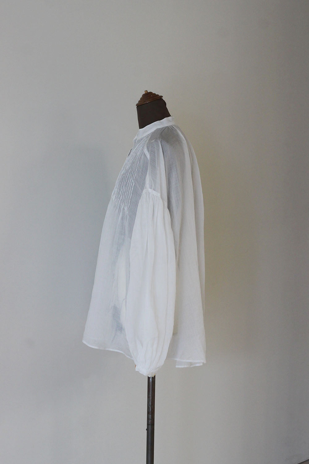 ERiKO KATORi "ramie sheer pin tuck blouse" (white)