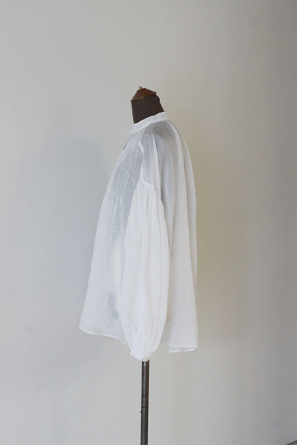 ERiKO KATORi "ramie sheer pin tuck blouse" (white)