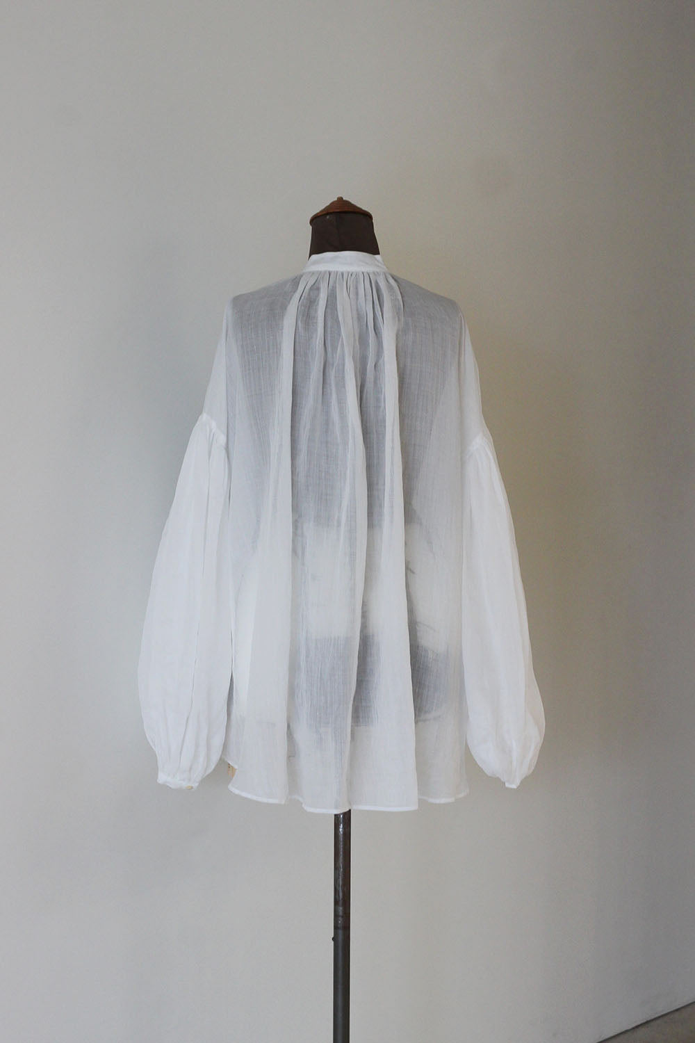 ERiKO KATORi "ramie sheer pin tuck blouse" (white)