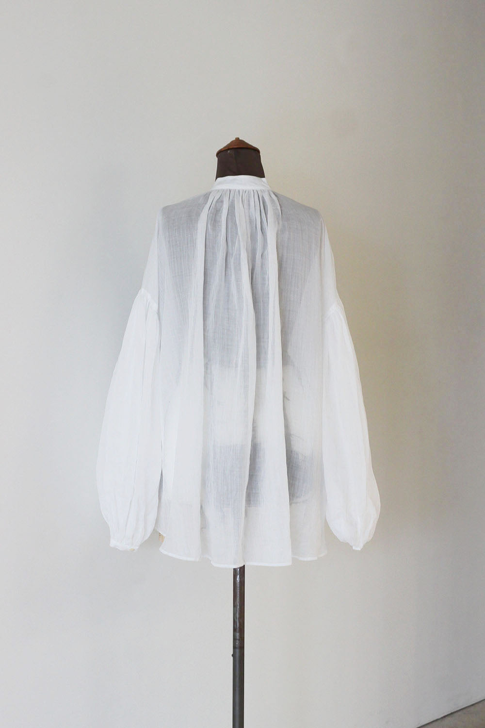 ERiKO KATORi "ramie sheer pin tuck blouse" (white)