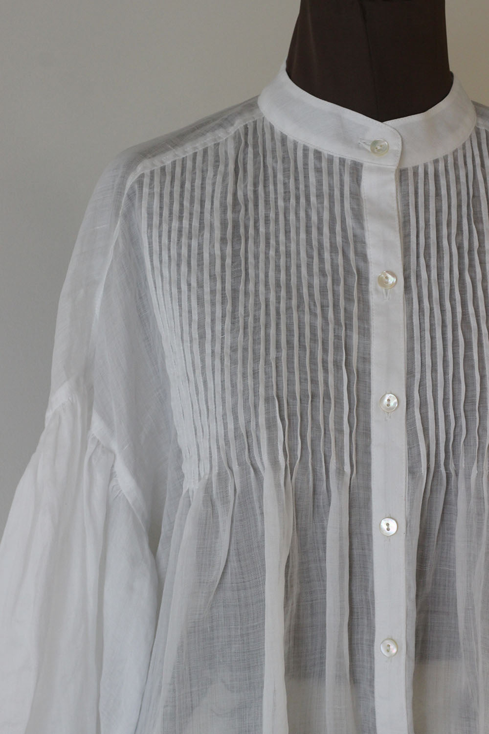 ERiKO KATORi "ramie sheer pin tuck blouse" (white)