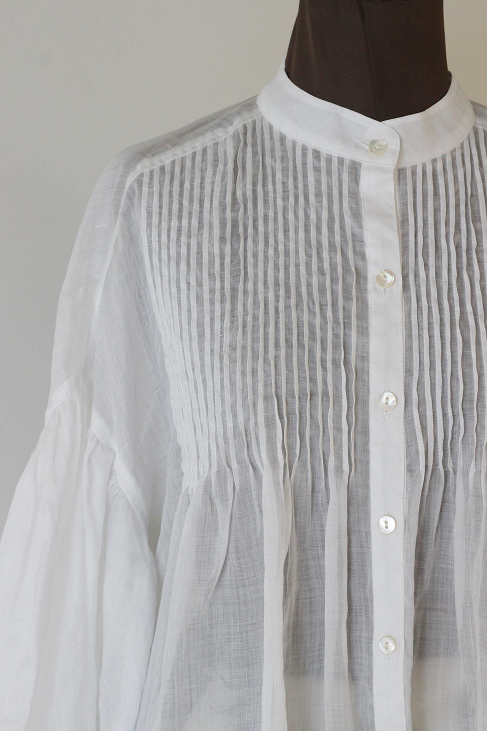 ERiKO KATORi "ramie sheer pin tuck blouse" (white)