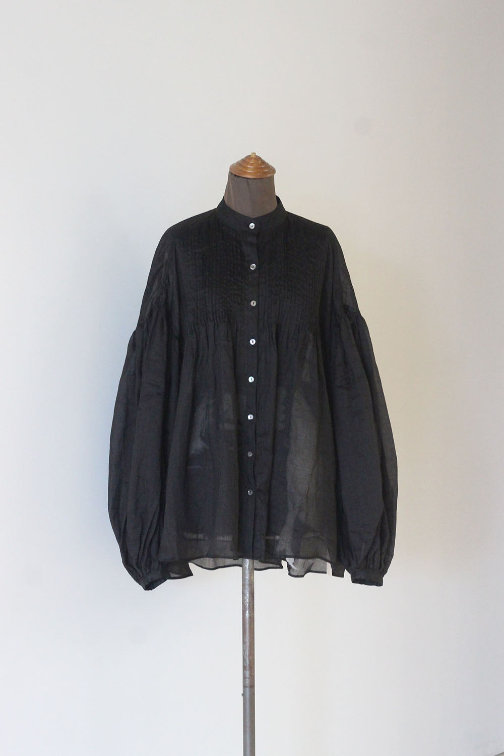 ERiKO KATORi "ramie sheer pin tuck blouse" (black)