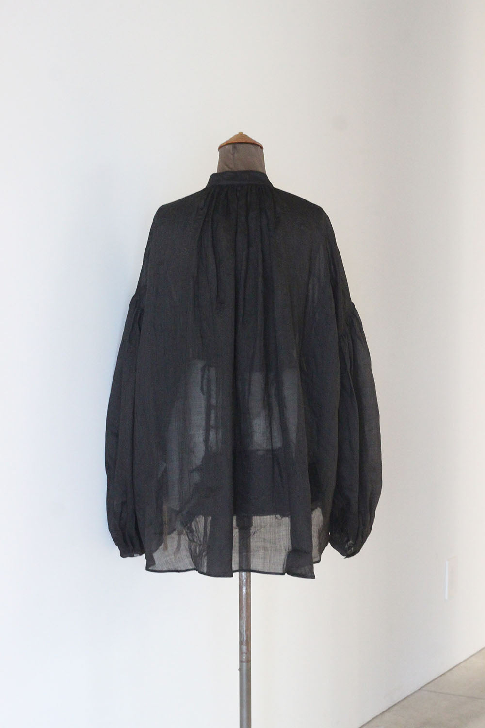 ERiKO KATORi "ramie sheer pin tuck blouse" (black)