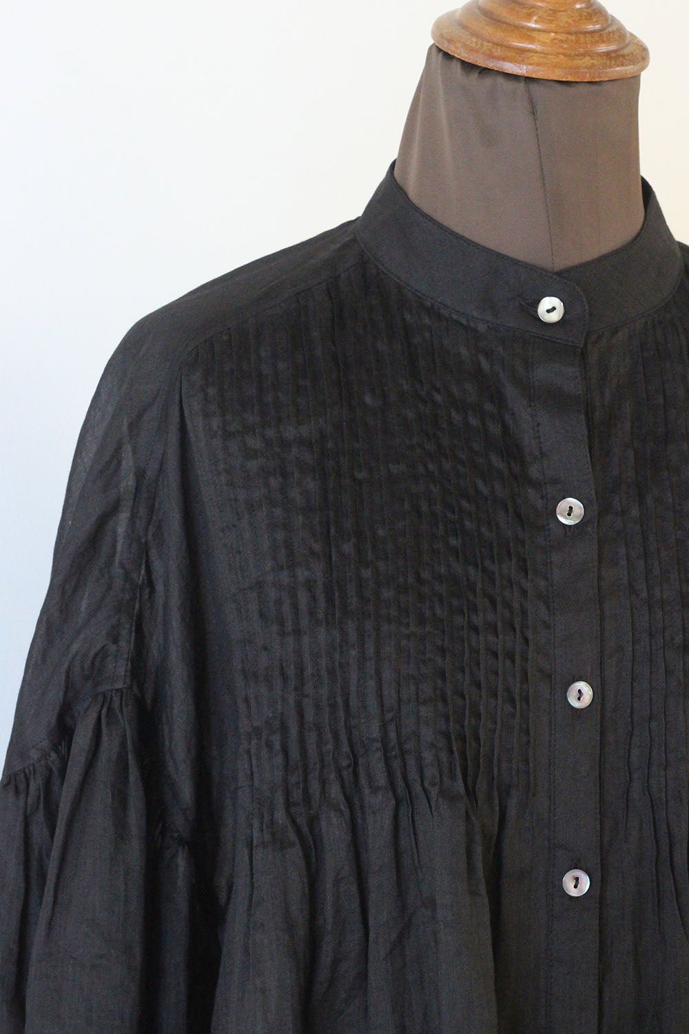 ERiKO KATORi "ramie sheer pin tuck blouse" (black)