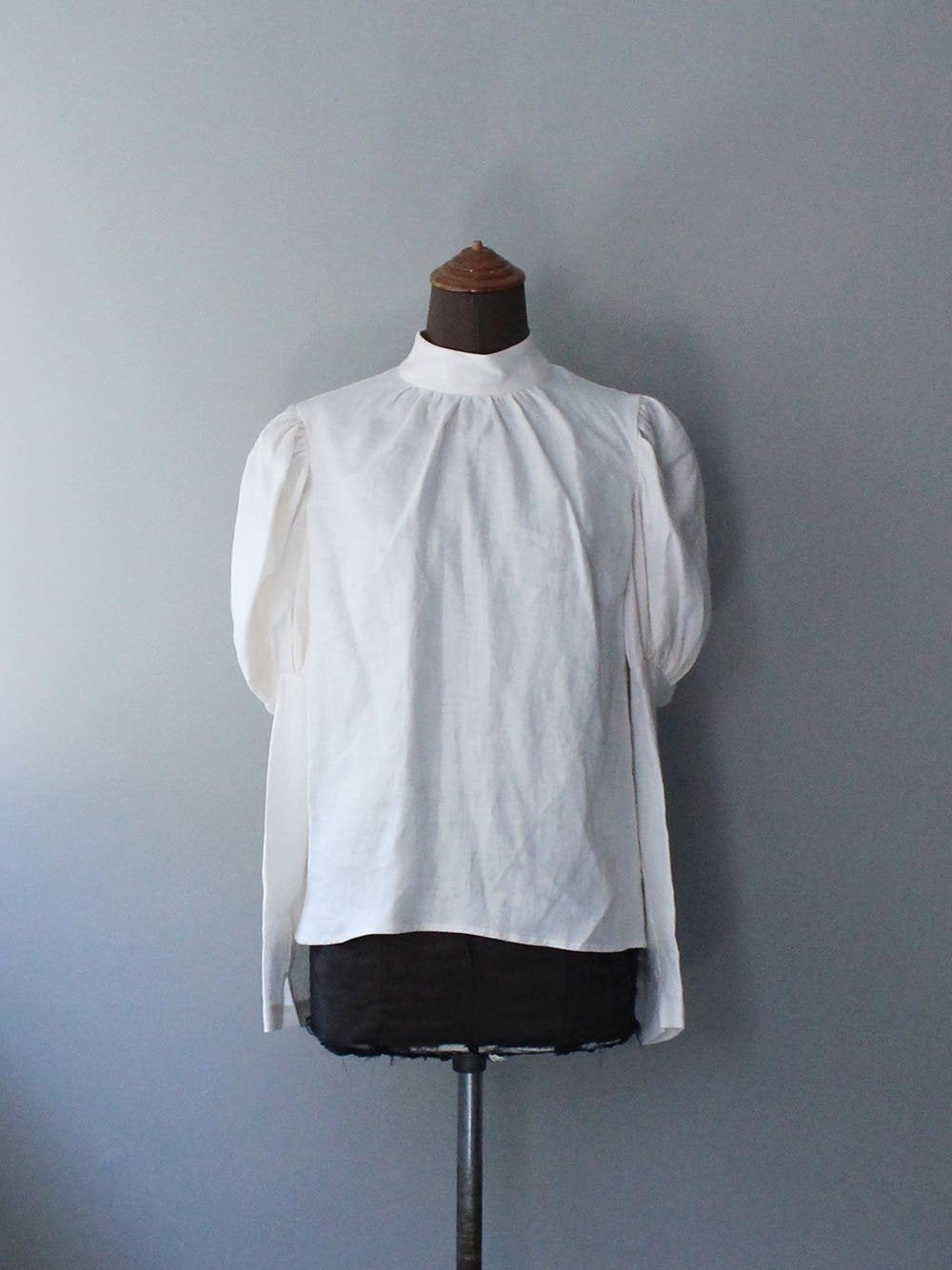 ERiKOKATORi “ linen puff sleeve blouse (WHITE)”