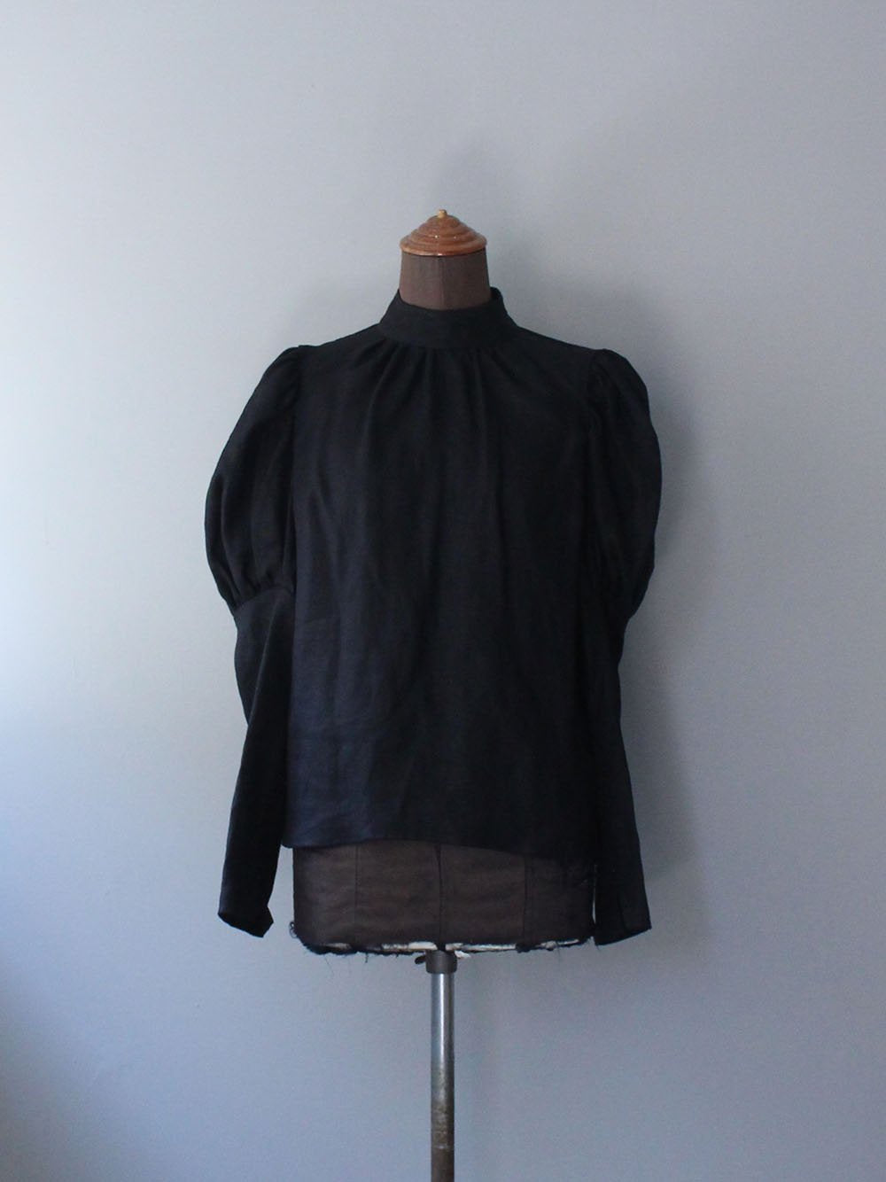 ERiKOKATORi “ linen puff sleeve blouse (BLACK)”　