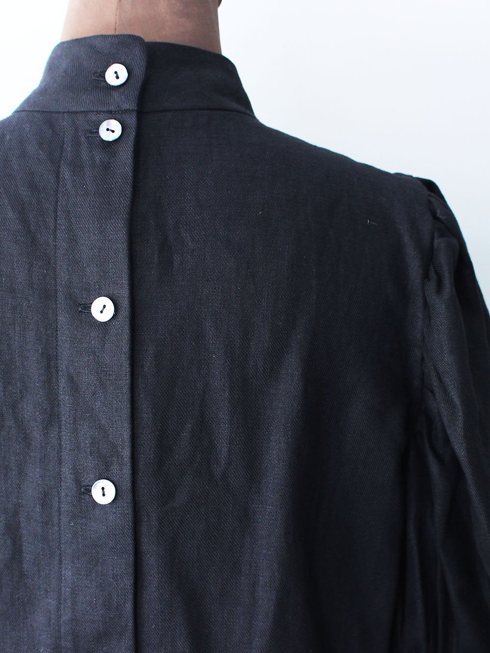 ERiKOKATORi “ linen puff sleeve blouse (BLACK)”　