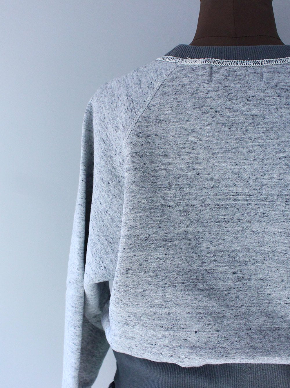 FILL THE BILL " BY COLLOR SHORT SWEAT ( GRAY x OLIVE)"