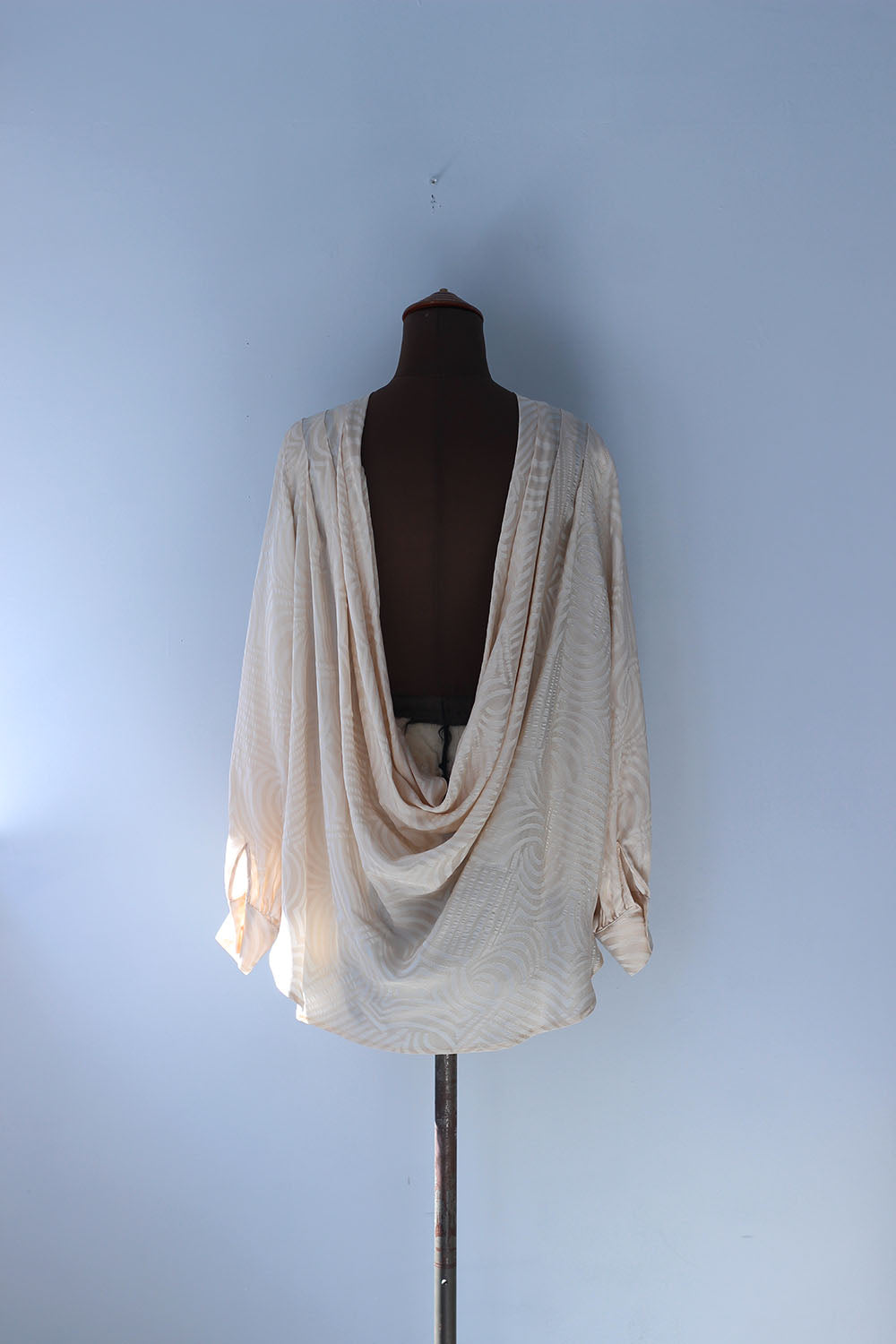 ERiKO KATORi "jacquard back drape blouse" (ivory)