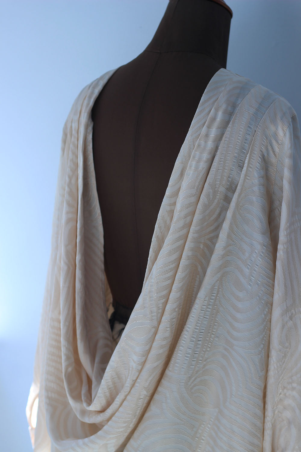 ERiKO KATORi "jacquard back drape blouse" (ivory)