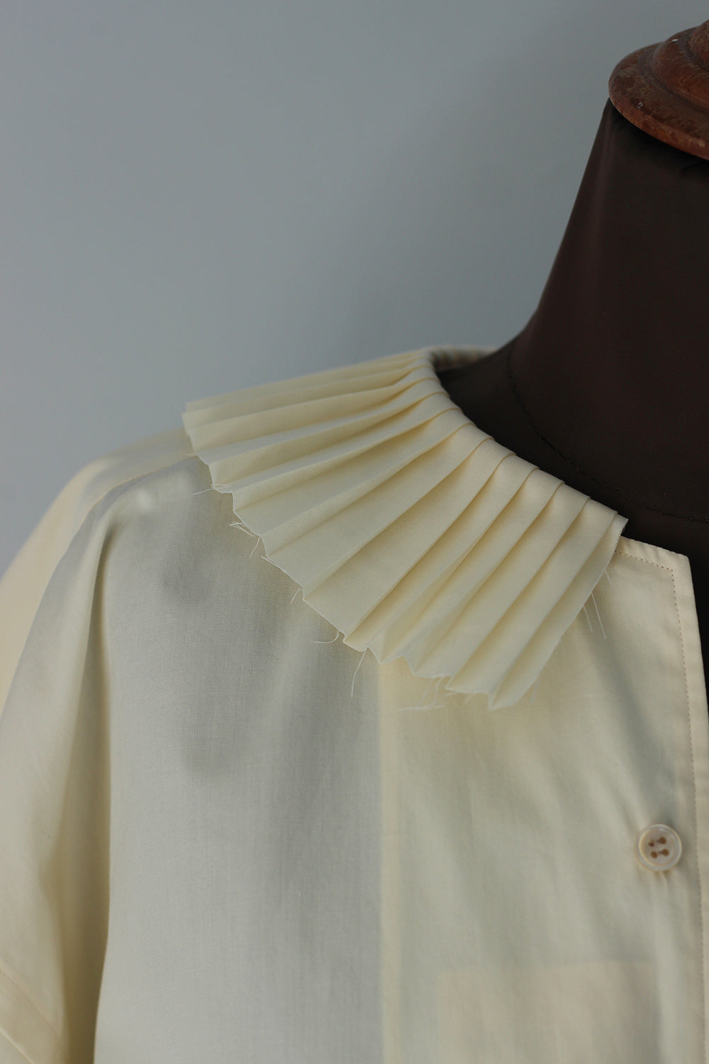 JUN MIKAMI "pleats collar shirt" (cream)