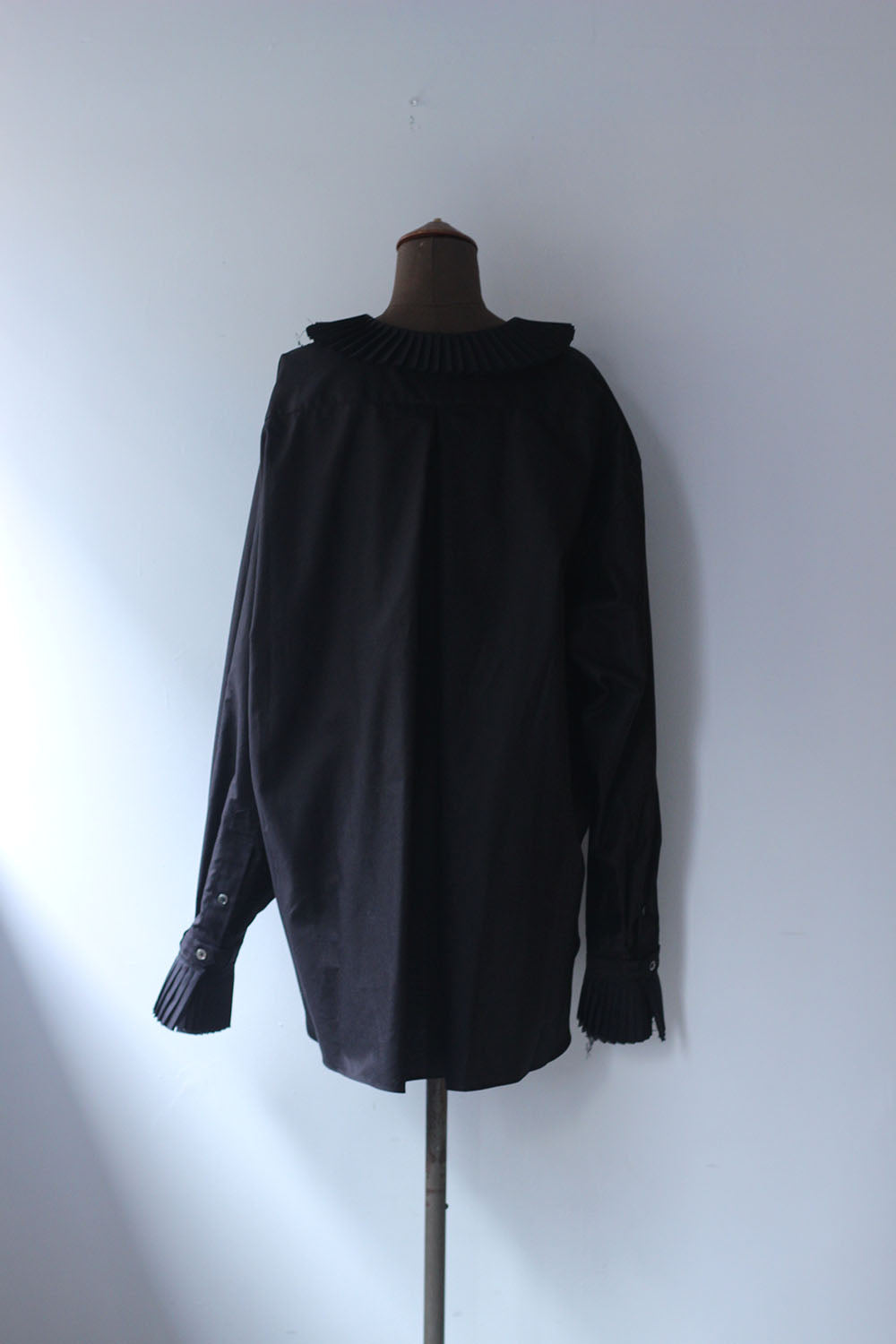 JUN MIAKMI “pleated collar oxford shirt “  (black)