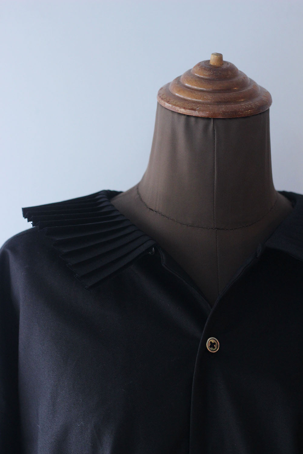 JUN MIAKMI “pleated collar oxford shirt “  (black)